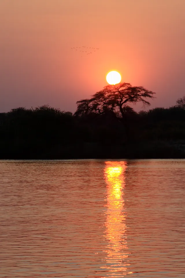 Il sole tramonta sul fiume in Namibia