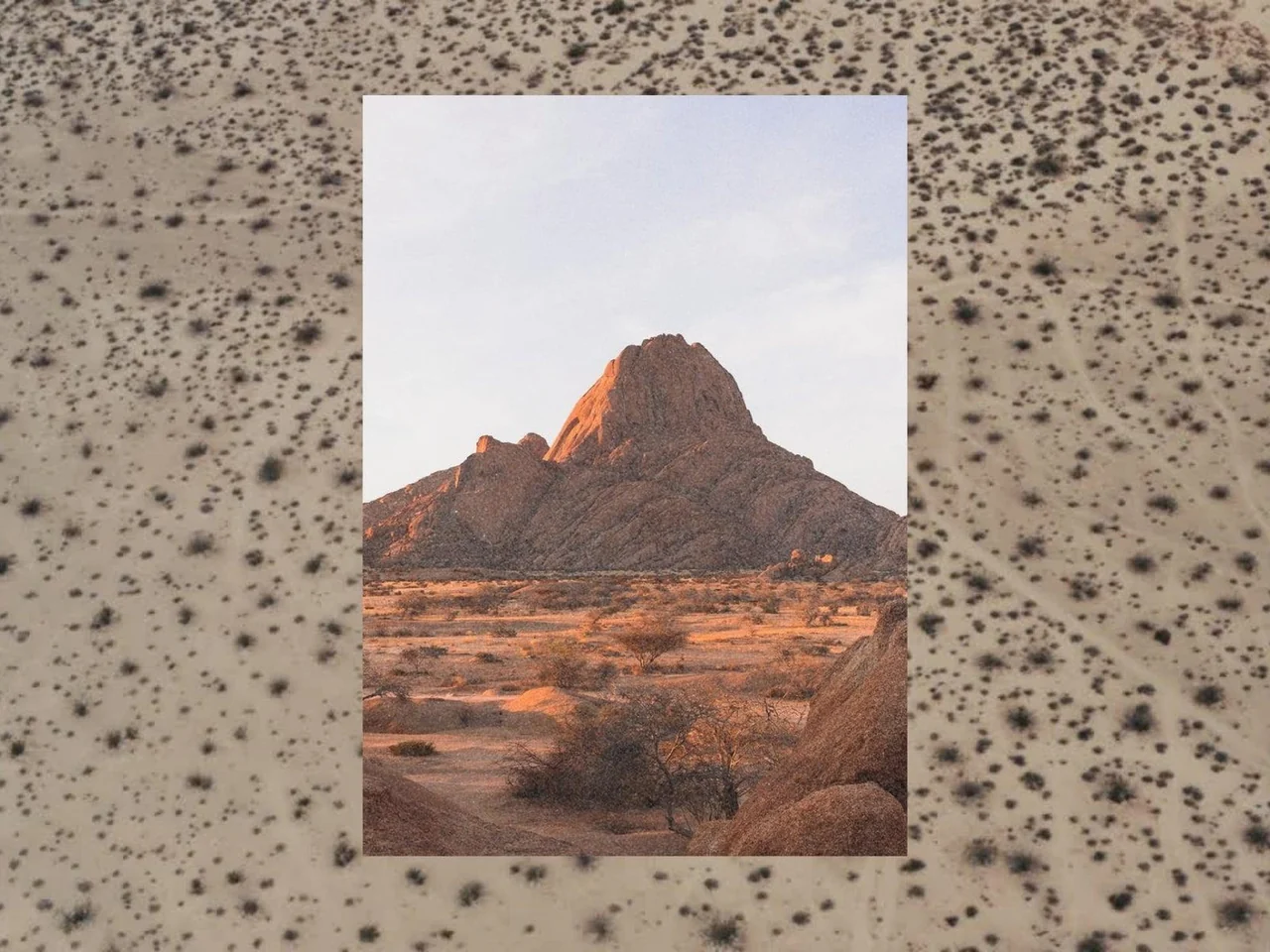 Namibische Wüstenlandschaft mit orangefarbenen Felsen bei Sonnenuntergang, ideal für organisierte Touren.