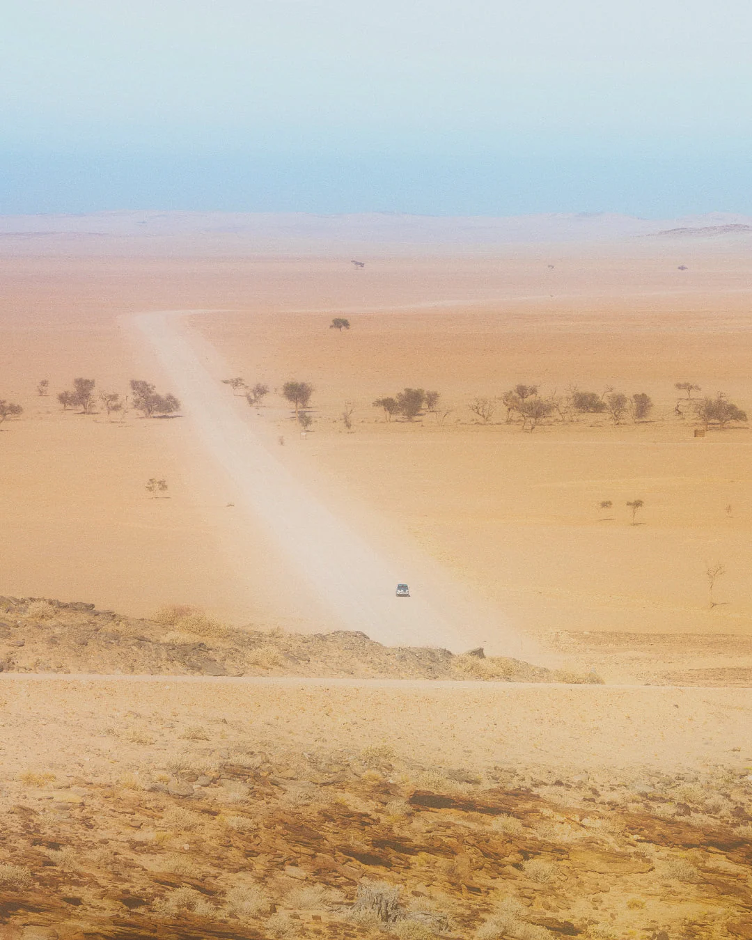Reise nach Namibia: Auto auf unbefestigter Straße in der Wüste, organisierte Touren für Italiener