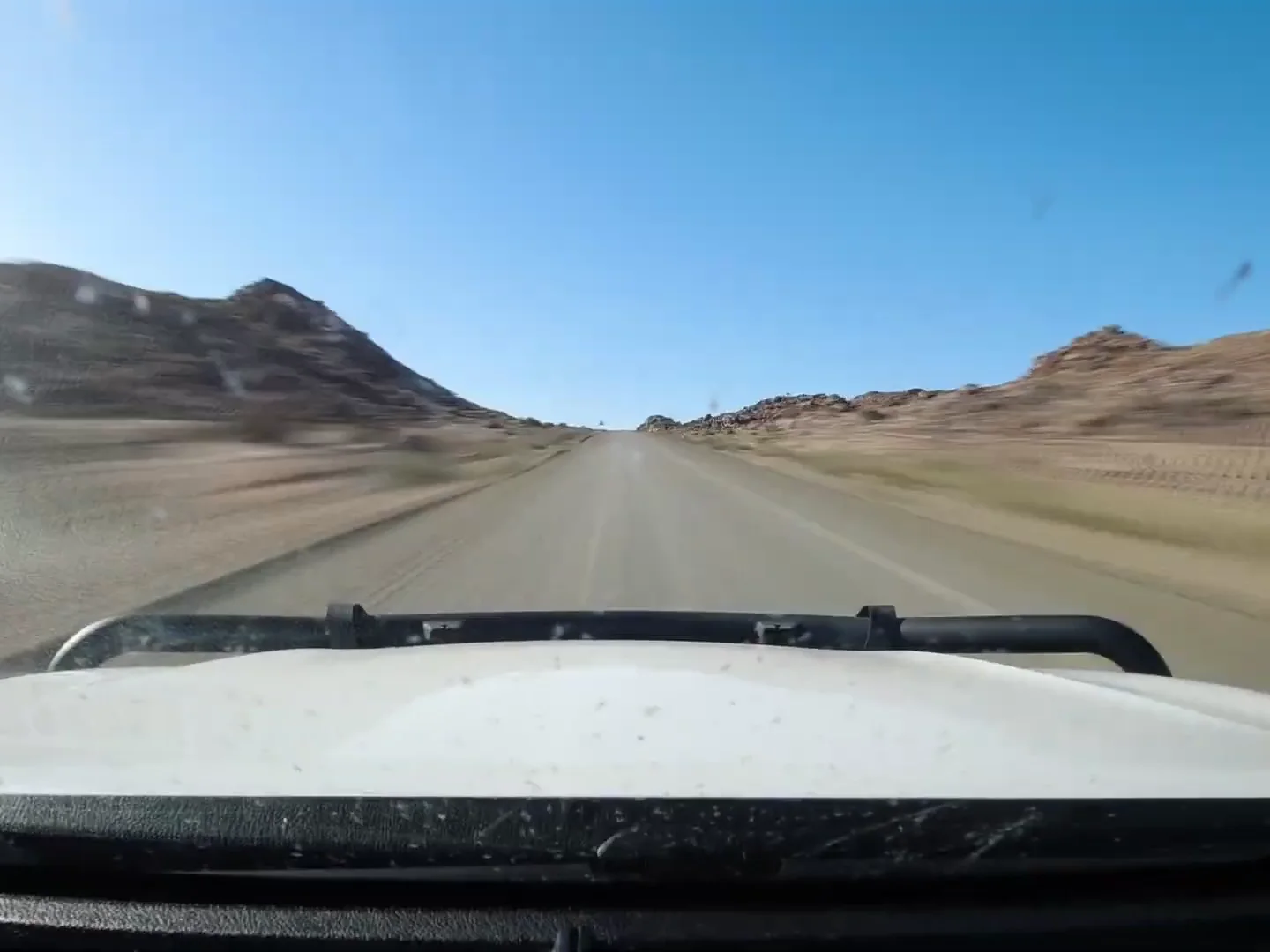 Unterwegs auf einer namibischen Straße, aufgenommen aus der Motorhaube eines 4×4