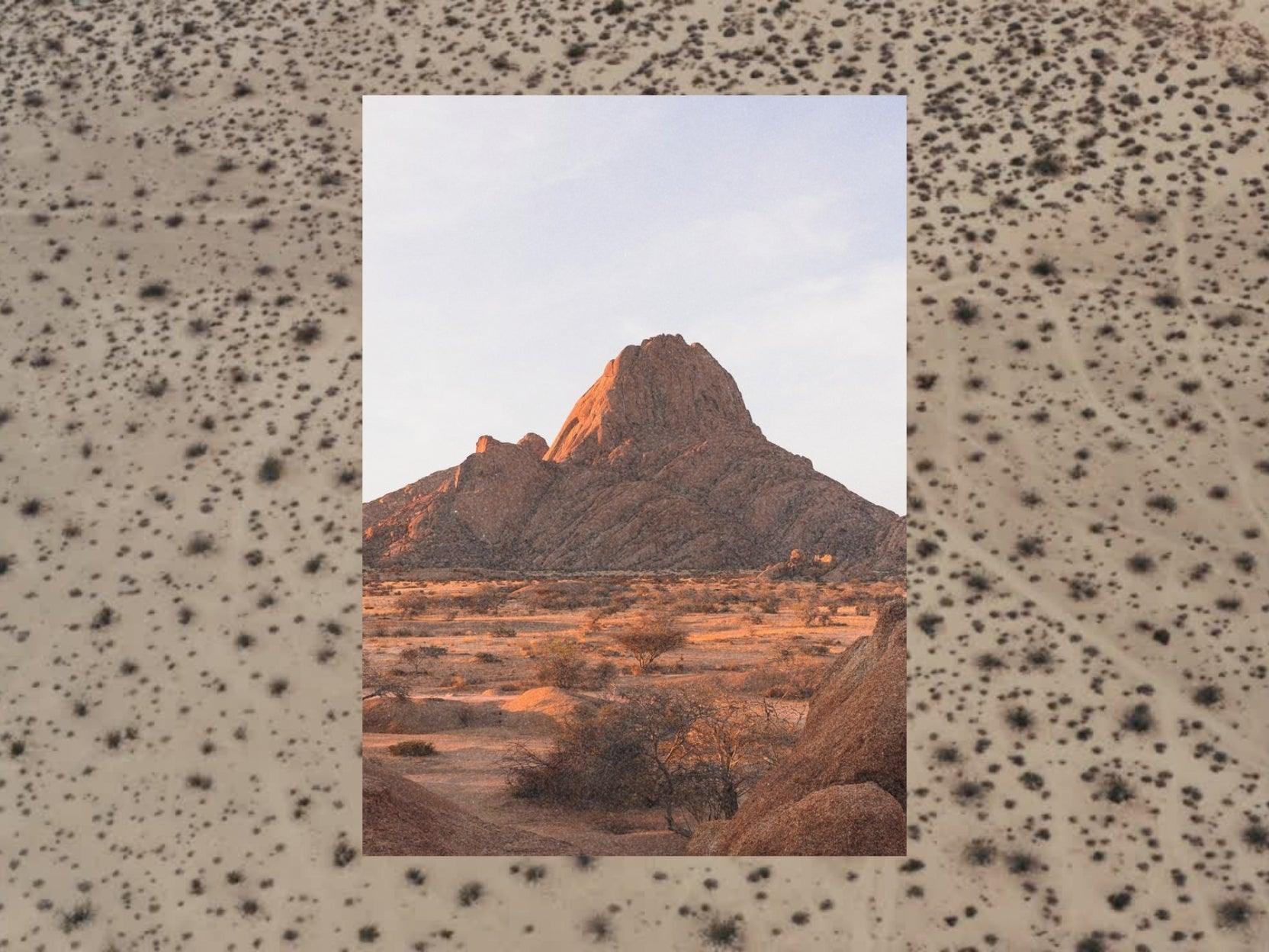 Paesaggio desertico della Namibia con rocce arancioni al tramonto, ideale per tour organizzati.