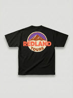 T-shirt nera Redland Tours con grafica mountain badge sul retro.