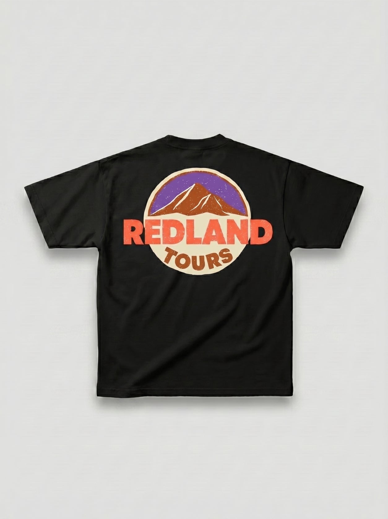 T-shirt nera Redland Tours con grafica mountain badge sul retro.