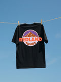 T-shirt nera Redland Tours con grafica mountain badge sul retro.