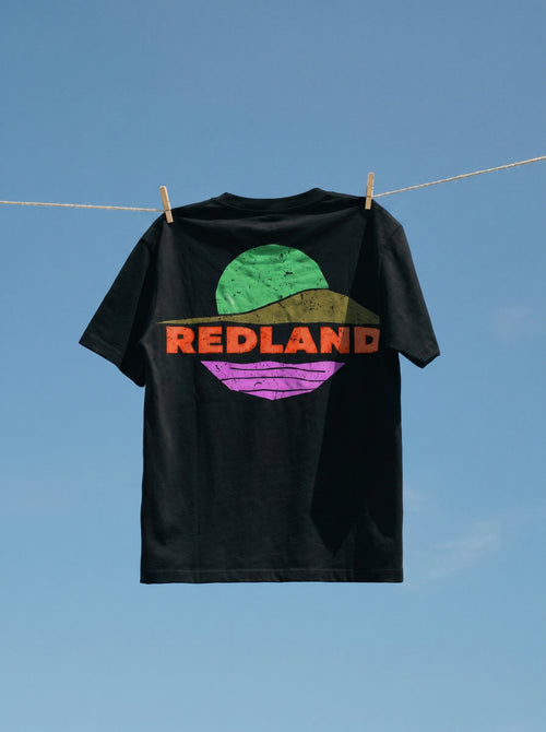 T-shirt nera Redland con grafica colorata Desert Night sul retro.
