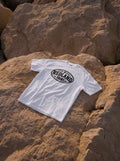T-shirt bianca Redland Tours con logo ovale nero sul fronte.