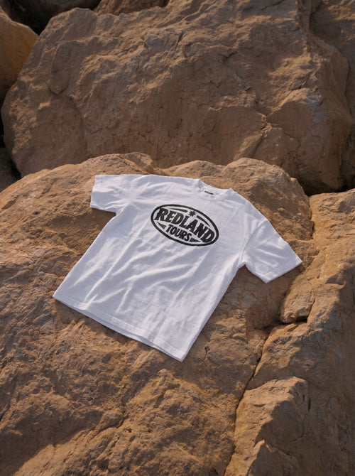 T-shirt bianca Redland Tours con logo ovale nero sul fronte.
