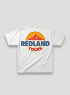 T-shirt bianca Redland Tours con grafica rotonda montagna e sole sul retro.