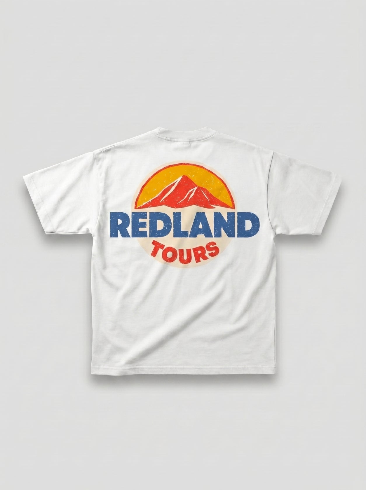 T-shirt bianca Redland Tours con grafica rotonda montagna e sole sul retro.
