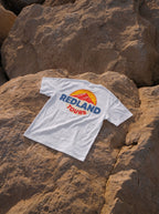 T-shirt bianca Redland Tours con grafica rotonda montagna e sole sul retro.