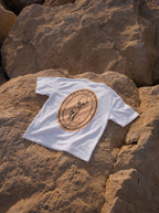 T-shirt Redland con grafica antilopi ispirata alla Namibia.