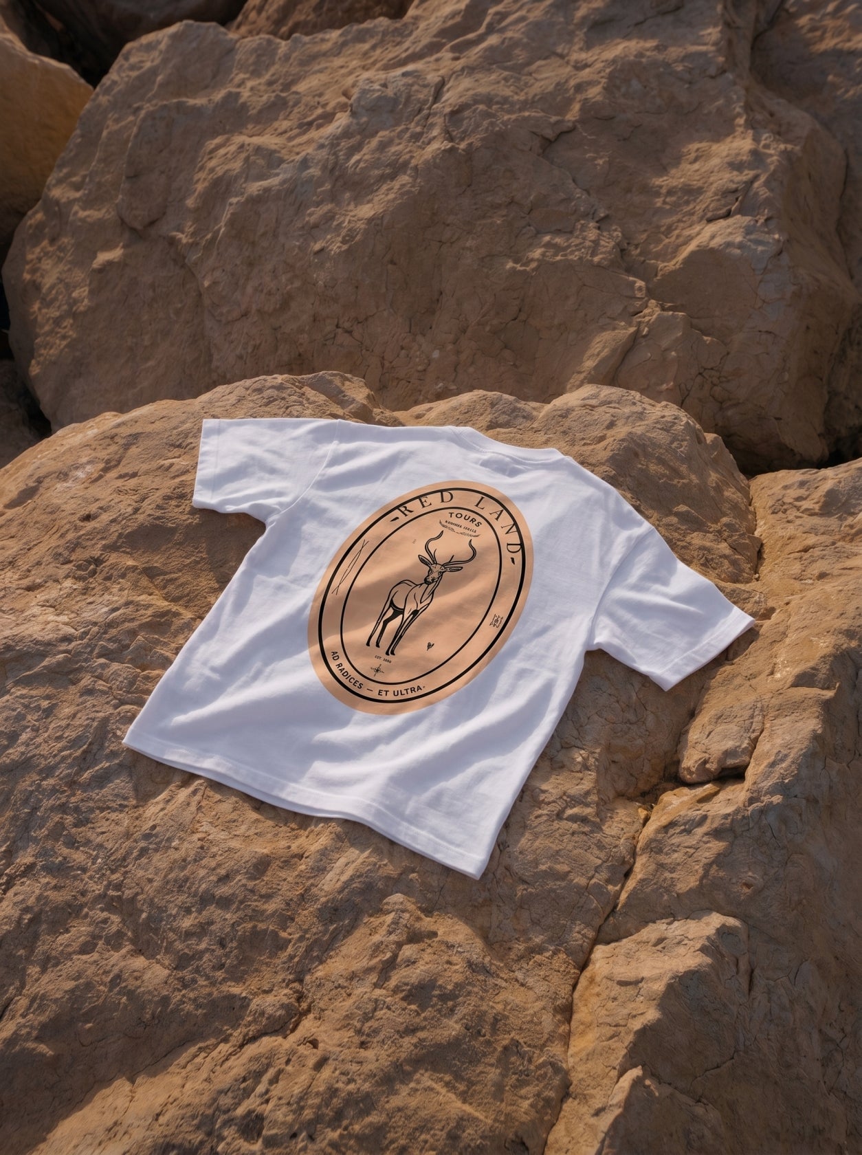 T-shirt Redland con grafica antilopi ispirata alla Namibia.