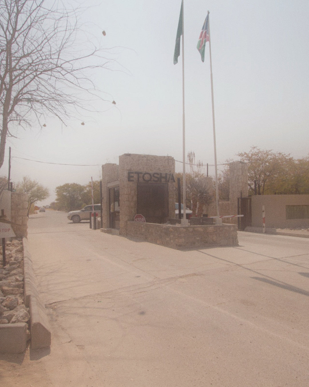 Ingresso del Parco Nazionale Etosha in Namibia con bandiere e posto di controllo