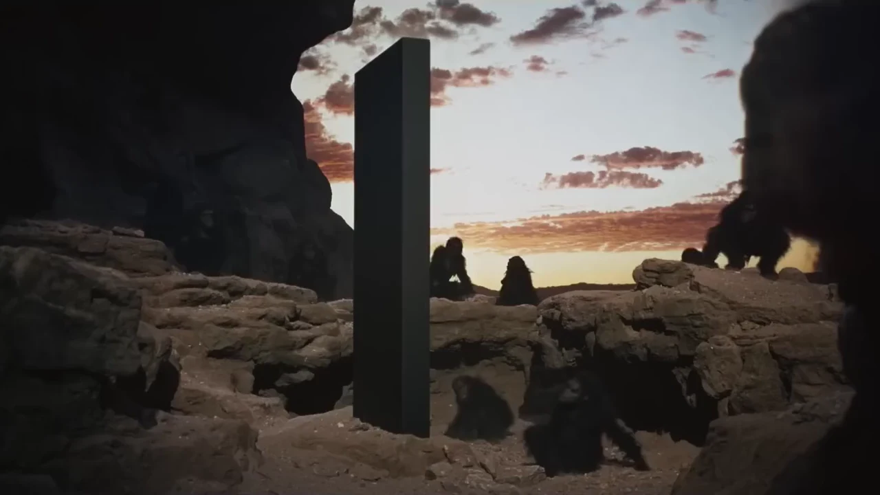 Gli ominidi davanti al monolite: fotogramma da 2001, Odissea nello spazio