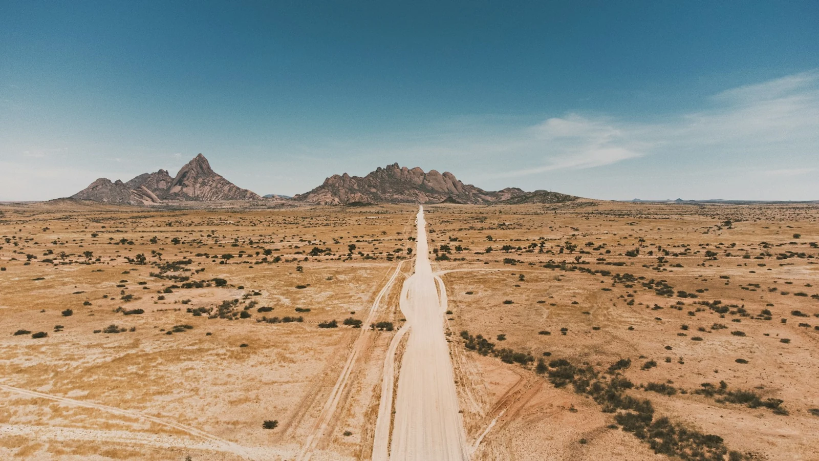 Una strada sterrata verso i rilievi di Spitzkoppe, Namibia