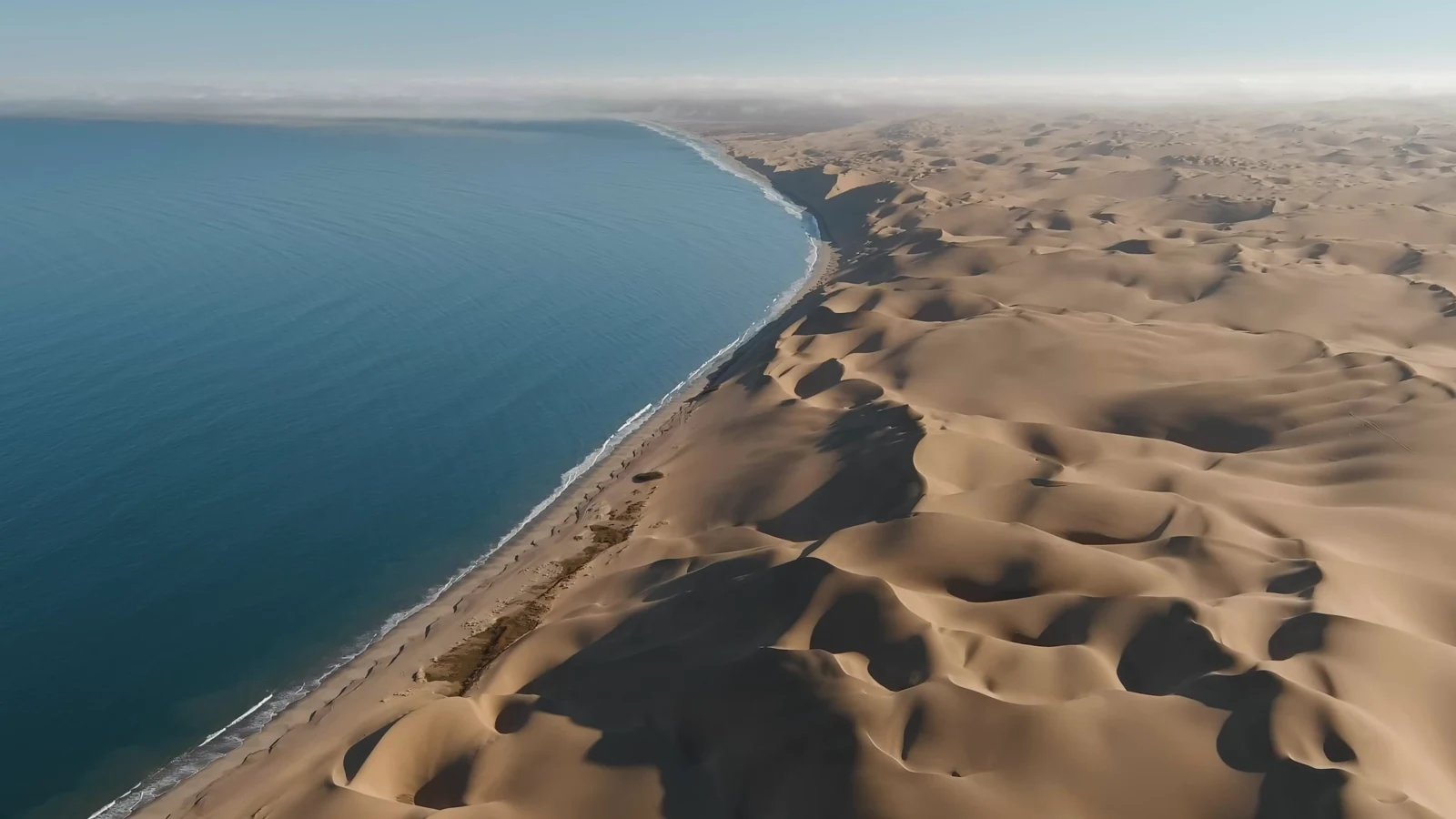 Die Namib-Dünen treffen auf den Atlantischen Ozean