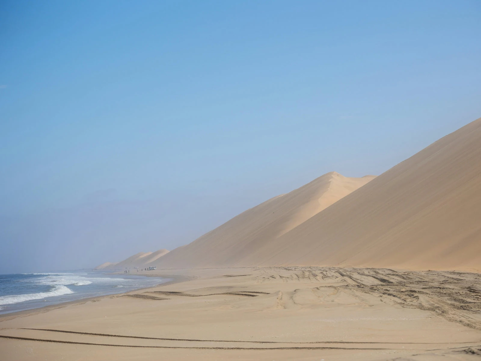 Die Namib-Dünen treffen auf den Atlantischen Ozean