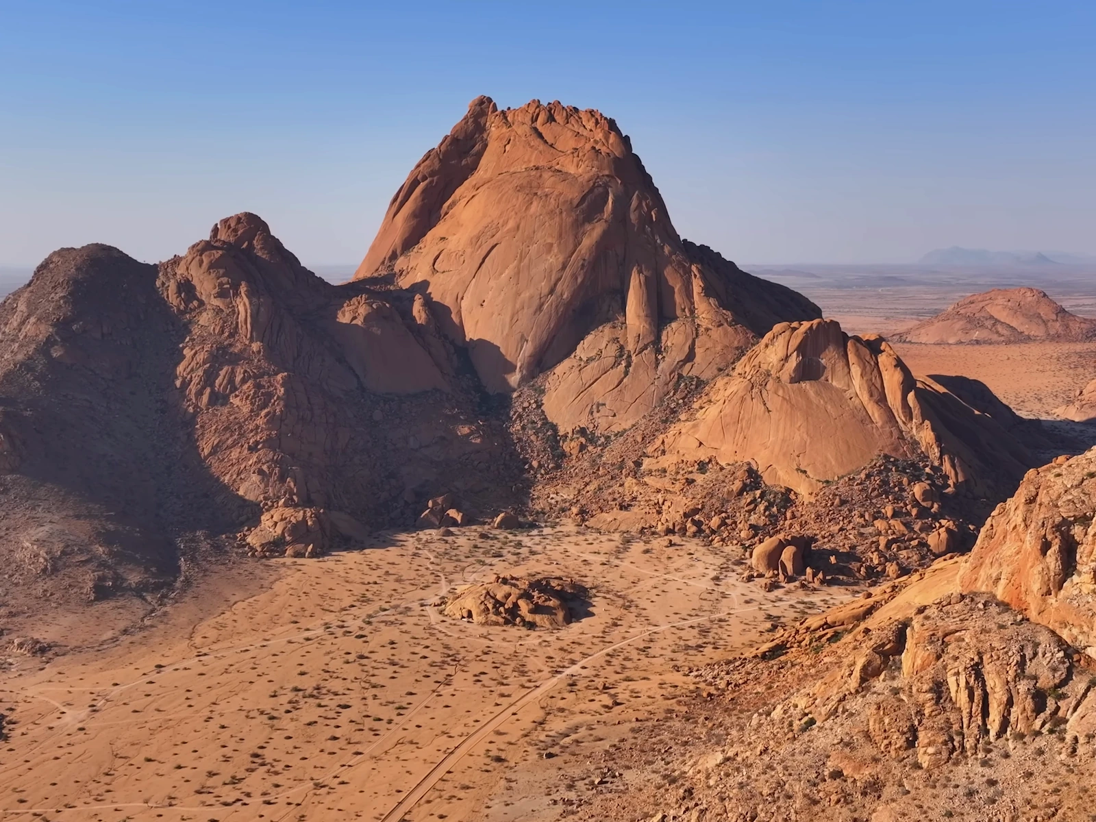 Rilievi di granito nella luce calda della Namibia