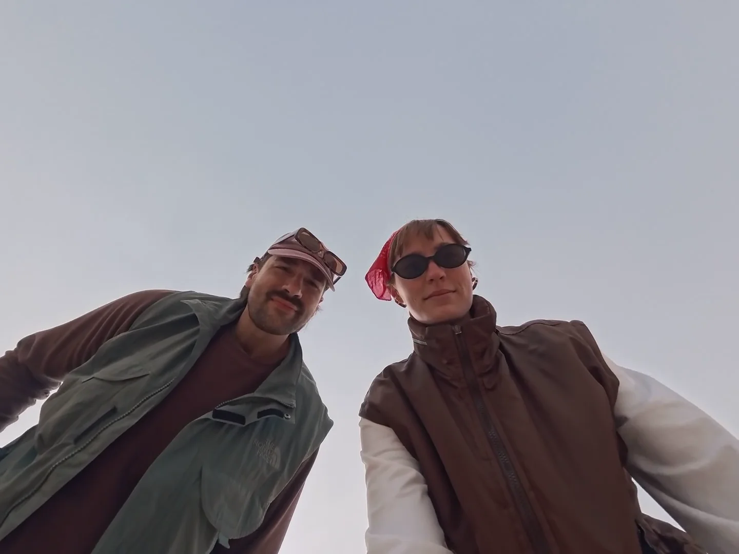 Emanuele y Mia juntos, en el campo de Namibia